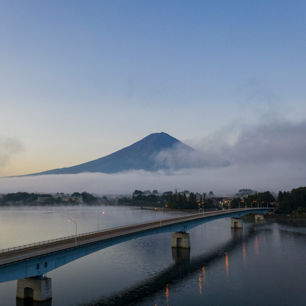 Fulawa 仏ラ和 - The Story of Fulawa - Japanese bridge with Mont Fuji - Christiane Hitomi Lafon-Kawaguchi - Photo by Shai Pal (Unsplash)